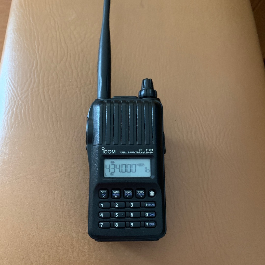 ICOM VHS/UHS  DUO  FMトランシーバー　　I C-T70