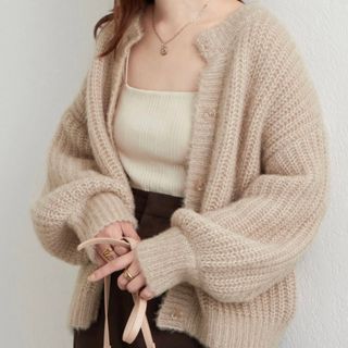 ナチュラルクチュール(natural couture)のクリアボタンふわモコカラーカーディガン ベージュ(カーディガン)