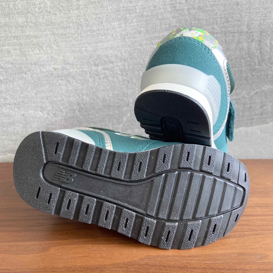New Balance(ニューバランス)の【新品】16.5センチ グリーン×スプラッシュ ニューバランス スニーカー キッズ/ベビー/マタニティのキッズ靴/シューズ(15cm~)(スニーカー)の商品写真