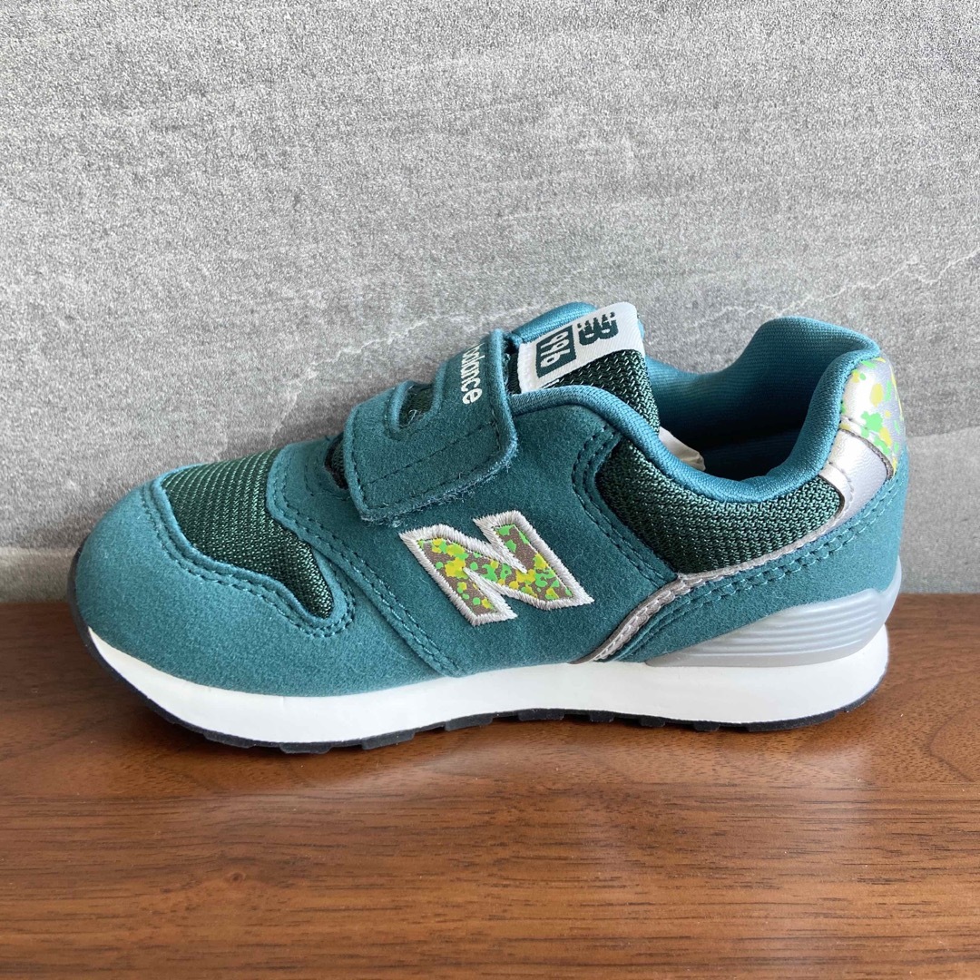 New Balance(ニューバランス)の【新品】16.5センチ グリーン×スプラッシュ ニューバランス スニーカー キッズ/ベビー/マタニティのキッズ靴/シューズ(15cm~)(スニーカー)の商品写真