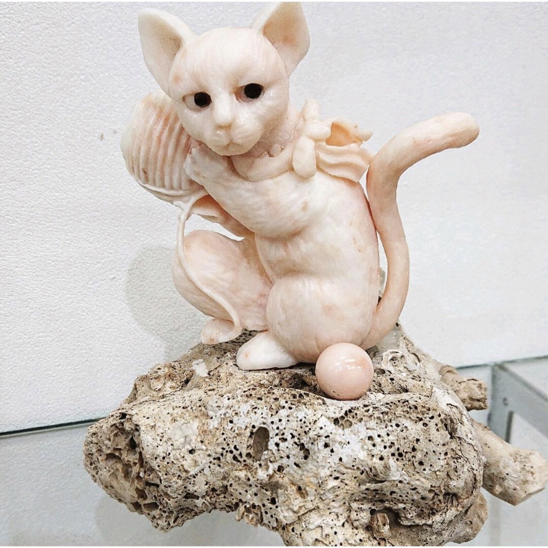白サンゴの彫り物(ネコ)