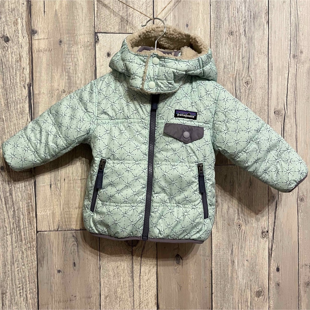 patagonia(パタゴニア)のPATAGONIA パタゴニア リバーシブル トリブルズ フーディ アウター キッズ/ベビー/マタニティのベビー服(~85cm)(ジャケット/コート)の商品写真