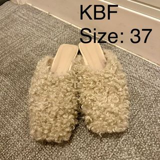 ケービーエフ(KBF)のKBF フェイクファーサンダル サイズ37(サンダル)