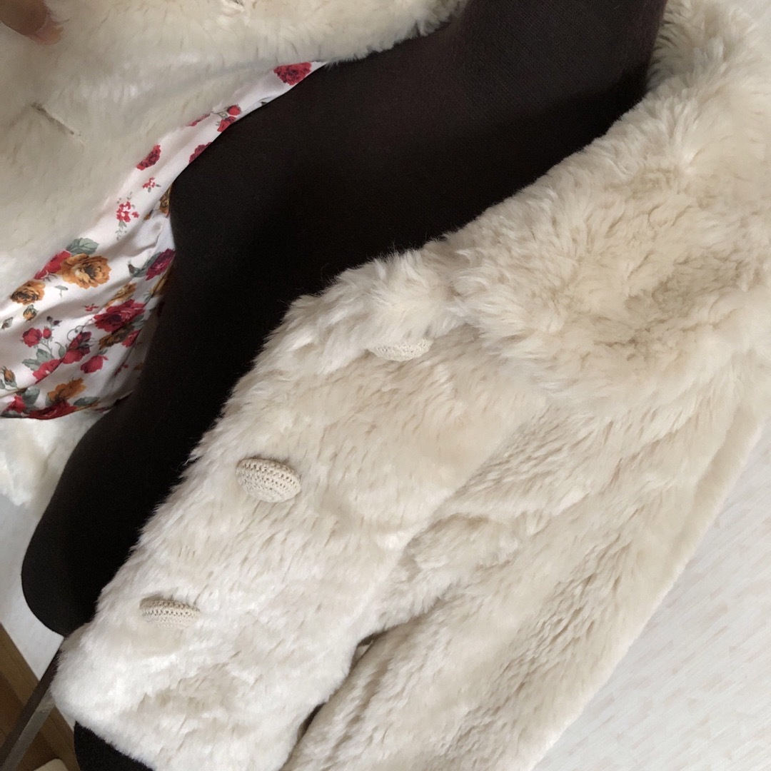 美品！セオリア☆フェイクファーのジャケット　オフホワイト　Mサイズ レディースのジャケット/アウター(毛皮/ファーコート)の商品写真