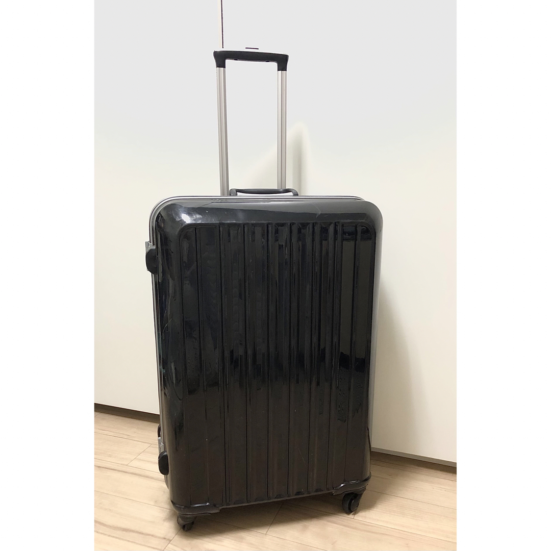 大型スーツケース　黒　フレームタイプ