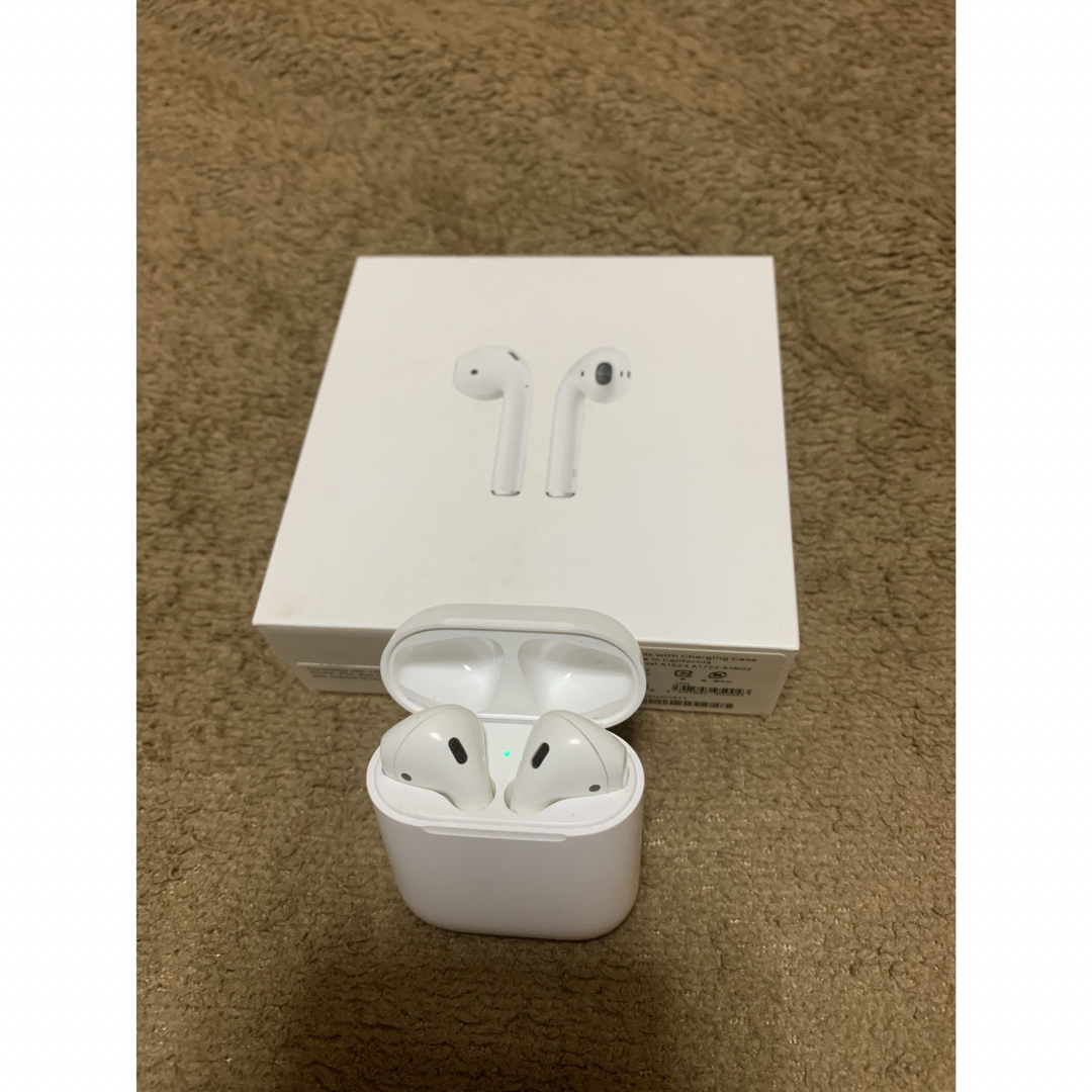 Apple(アップル)のAirPods エアーポッズ MMEF2J/A アップル スマホ/家電/カメラのオーディオ機器(ヘッドフォン/イヤフォン)の商品写真