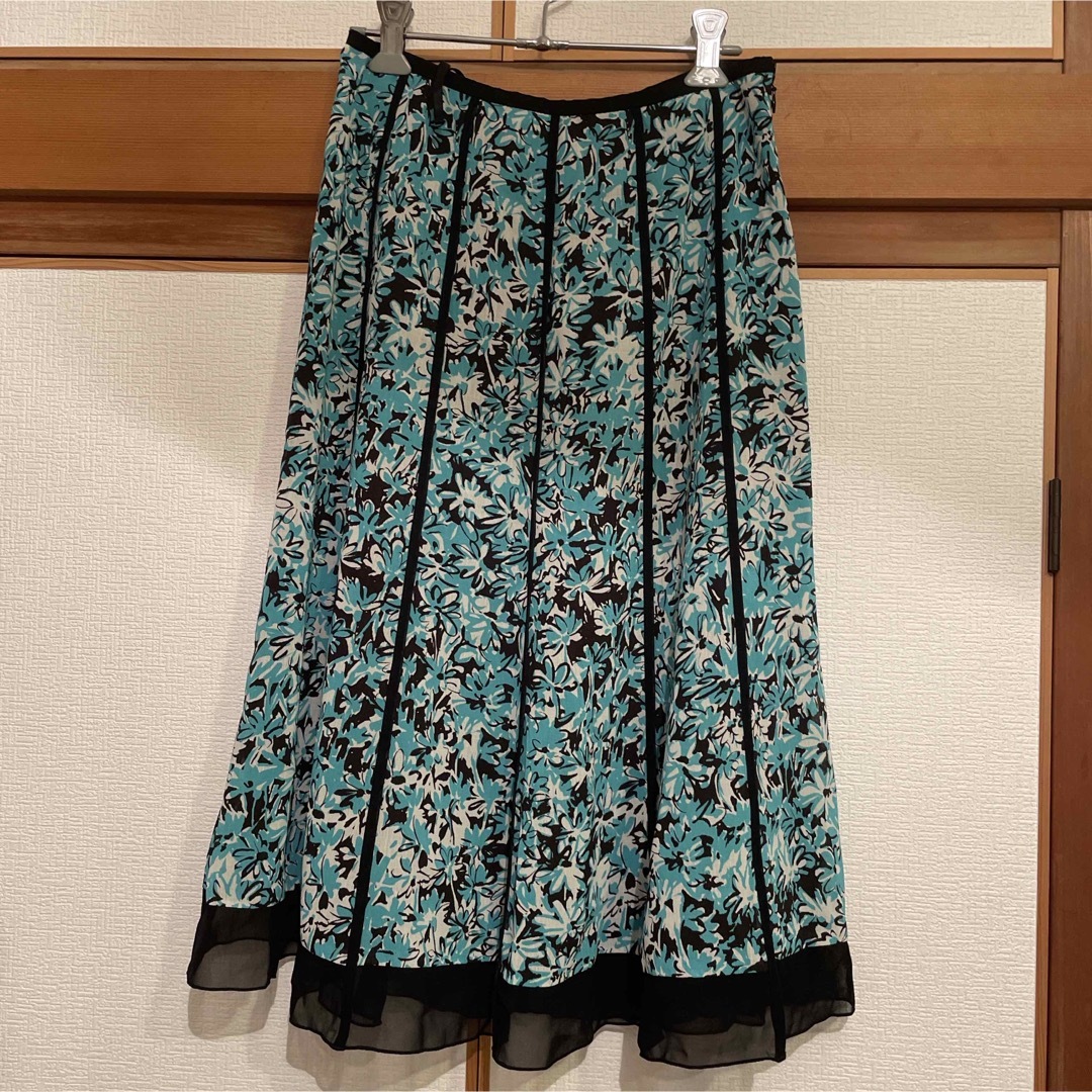 グリーン花柄膝丈台形スカート　9号　黒×エメラルドグリーン　 レディースのスカート(ひざ丈スカート)の商品写真