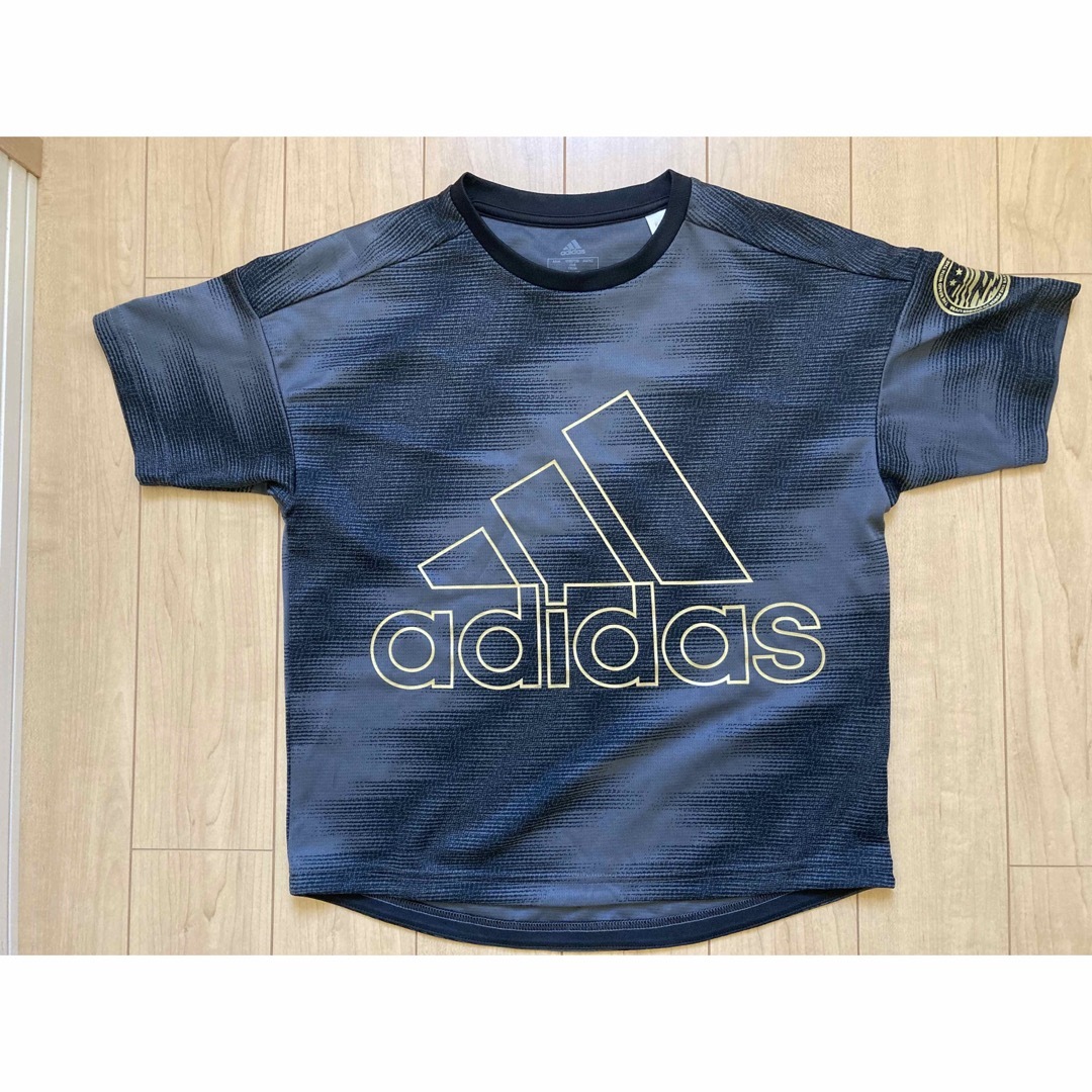 adidas(アディダス)のadidasアディダス　ティシャツ&ハーフパンツセット（140cm） キッズ/ベビー/マタニティのキッズ服男の子用(90cm~)(Tシャツ/カットソー)の商品写真