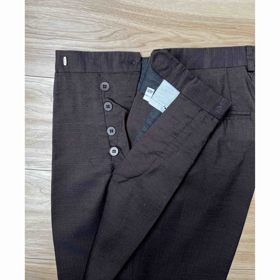 男らしさを醸す「コスチュームナショナル オム」ワインシャンタン2Bスーツ