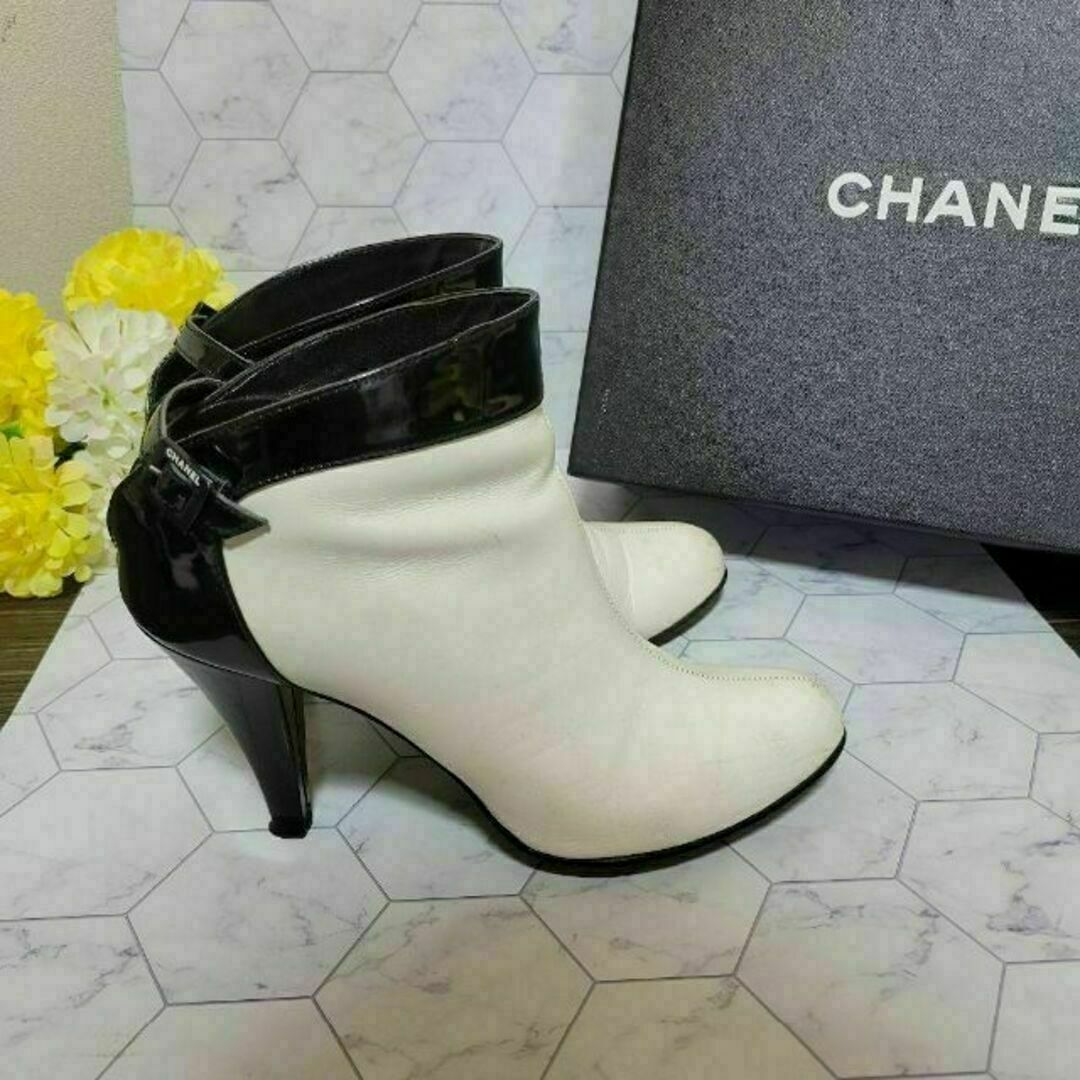 CHANEL　ロゴ　バイカラー　ホワイト×ブラック　ブーティー　ブーツ　サンダル 5