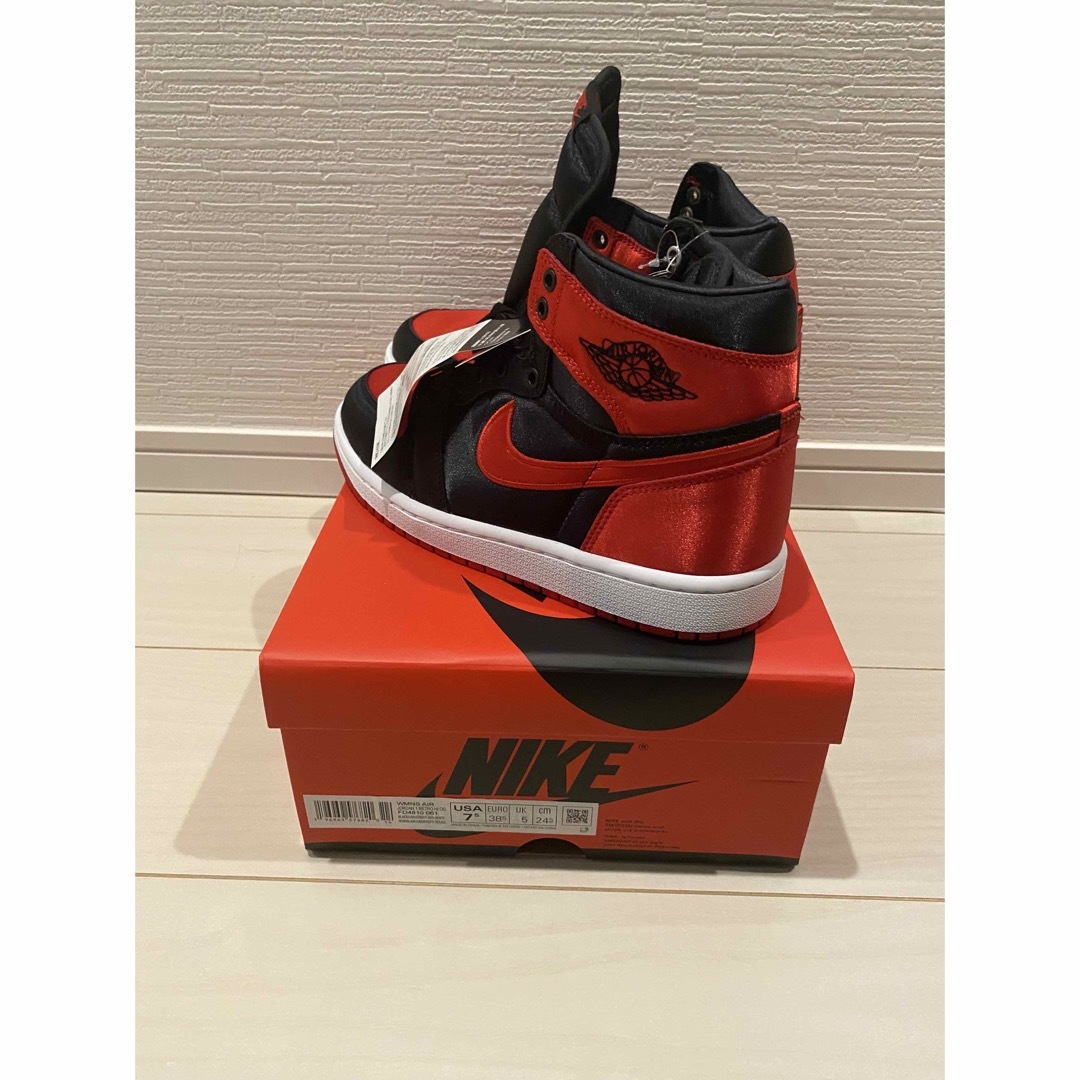 NIKE(ナイキ)のNike Air Jordan 1 Retro High Satin Bred レディースの靴/シューズ(スニーカー)の商品写真