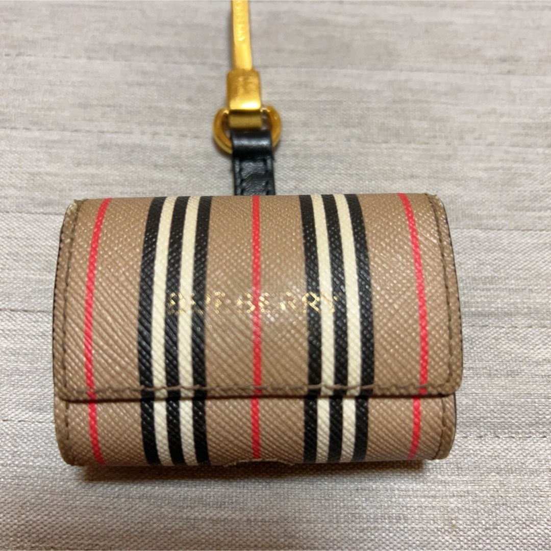 BURBERRY(バーバリー)のBurberry★AirPods proケース スマホ/家電/カメラのオーディオ機器(ヘッドフォン/イヤフォン)の商品写真