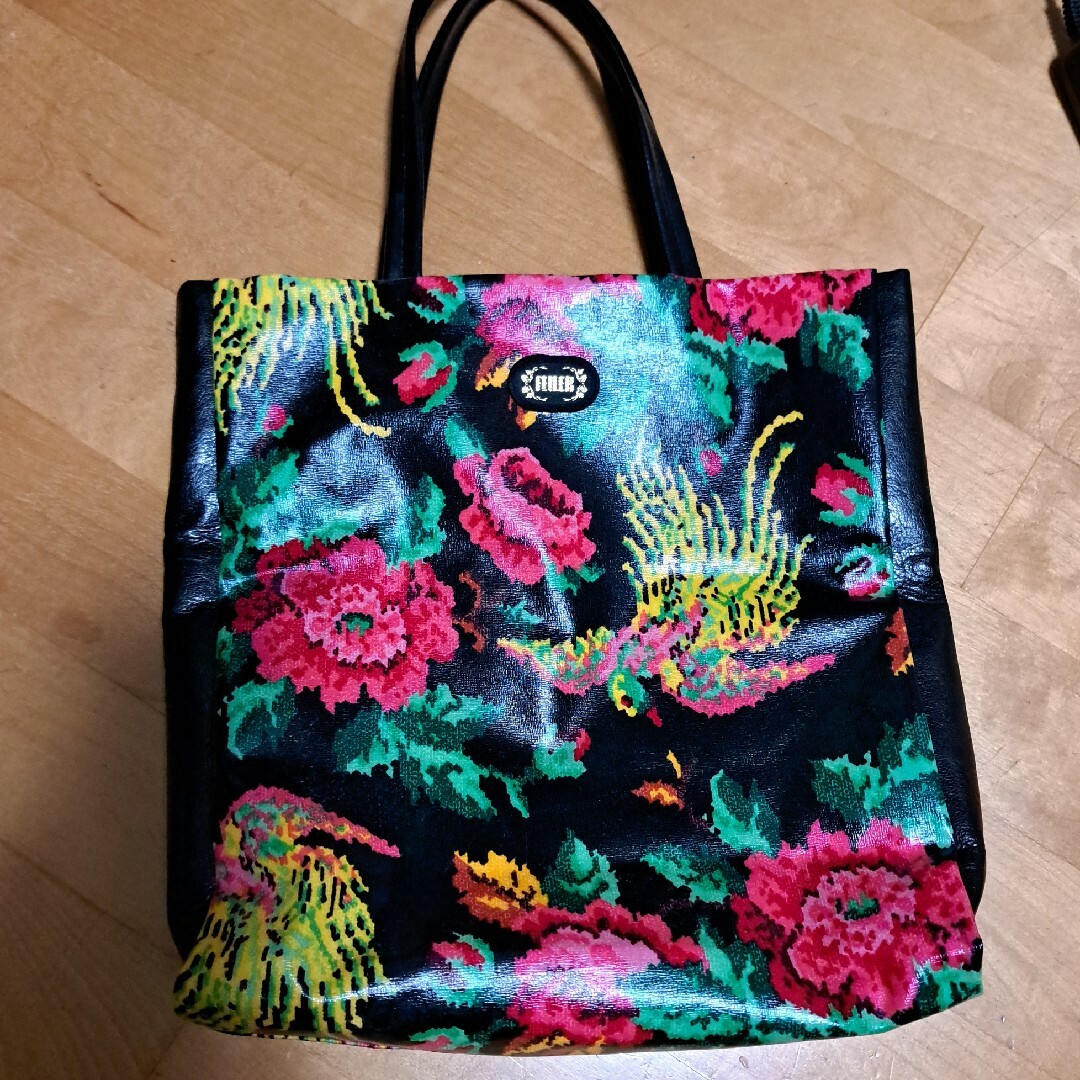 FEILER(フェイラー)のフェイラ―　黒地花柄バッグ　軽くて便利 メンズのバッグ(バッグパック/リュック)の商品写真