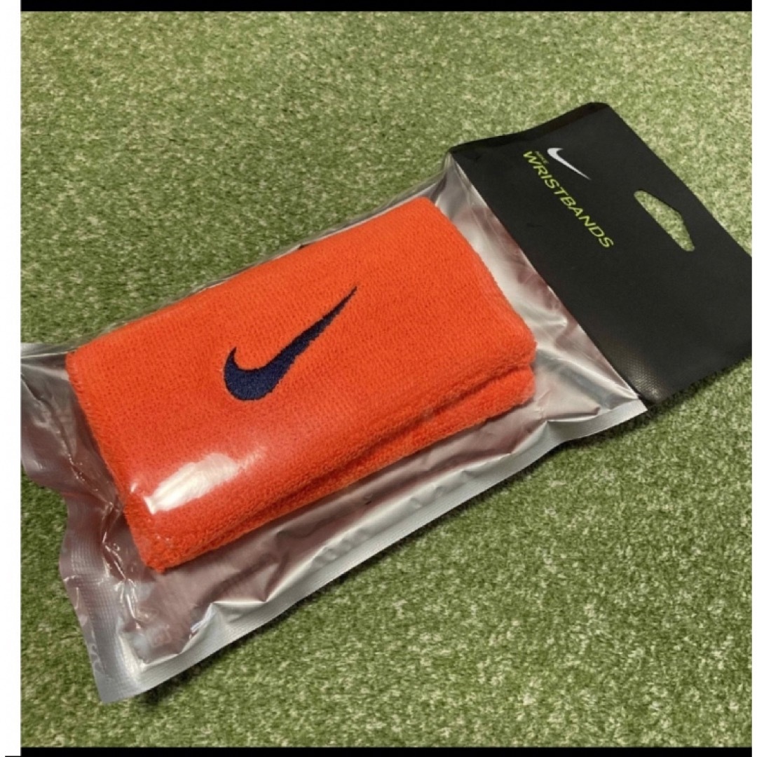 NIKE(ナイキ)のオレンジ　NIKE ナイキ  ワイド リストバンド　ロング　両手 メンズのアクセサリー(バングル/リストバンド)の商品写真