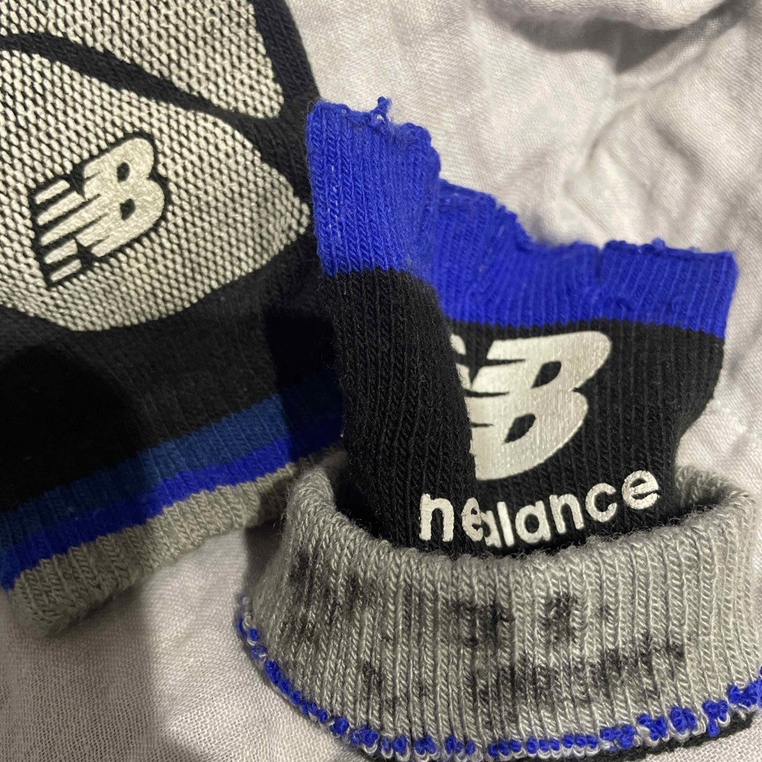 New Balance(ニューバランス)の小学生　中学生　手袋　グローブ　滑り止め付き　黒　青 キッズ/ベビー/マタニティのこども用ファッション小物(手袋)の商品写真