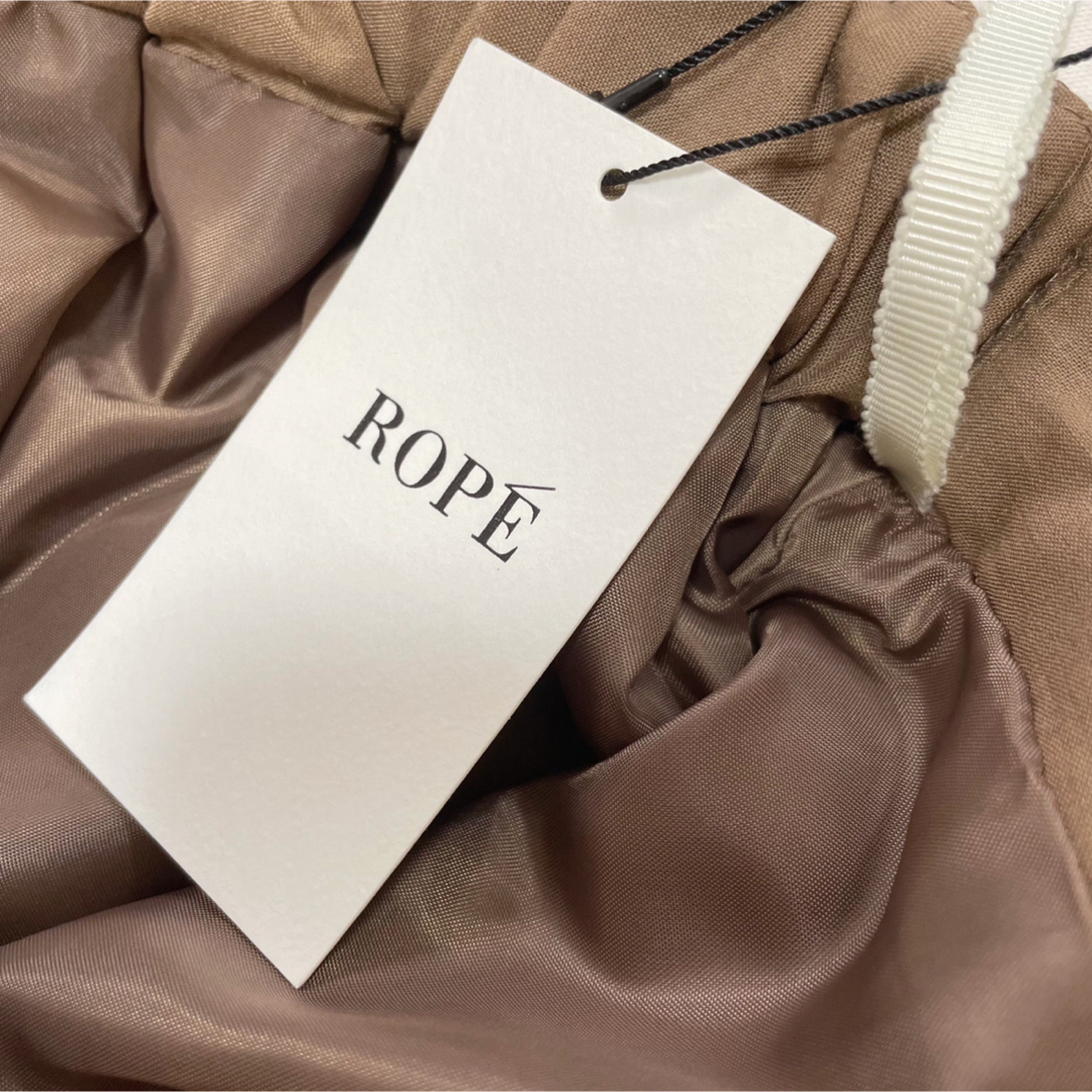 ROPE’(ロペ)の【新品タグ付】ROPEクレーターサテンスカート　ダークブラウン　サイズ38 レディースのスカート(ロングスカート)の商品写真