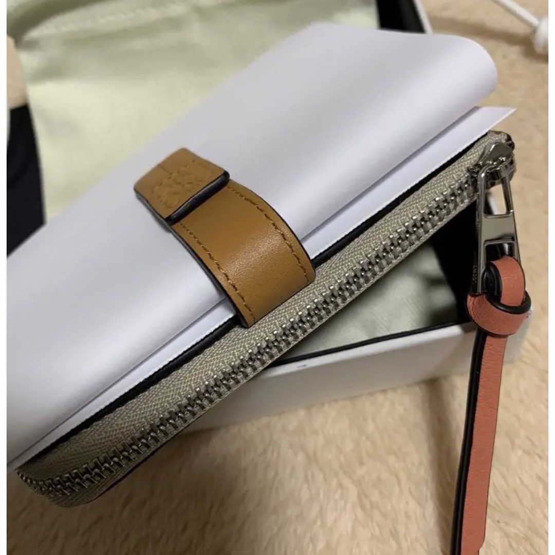 LOEWE(ロエベ)の11月2日に出品取り下げます！新品未使用ロエベ折財布 レディースのファッション小物(財布)の商品写真