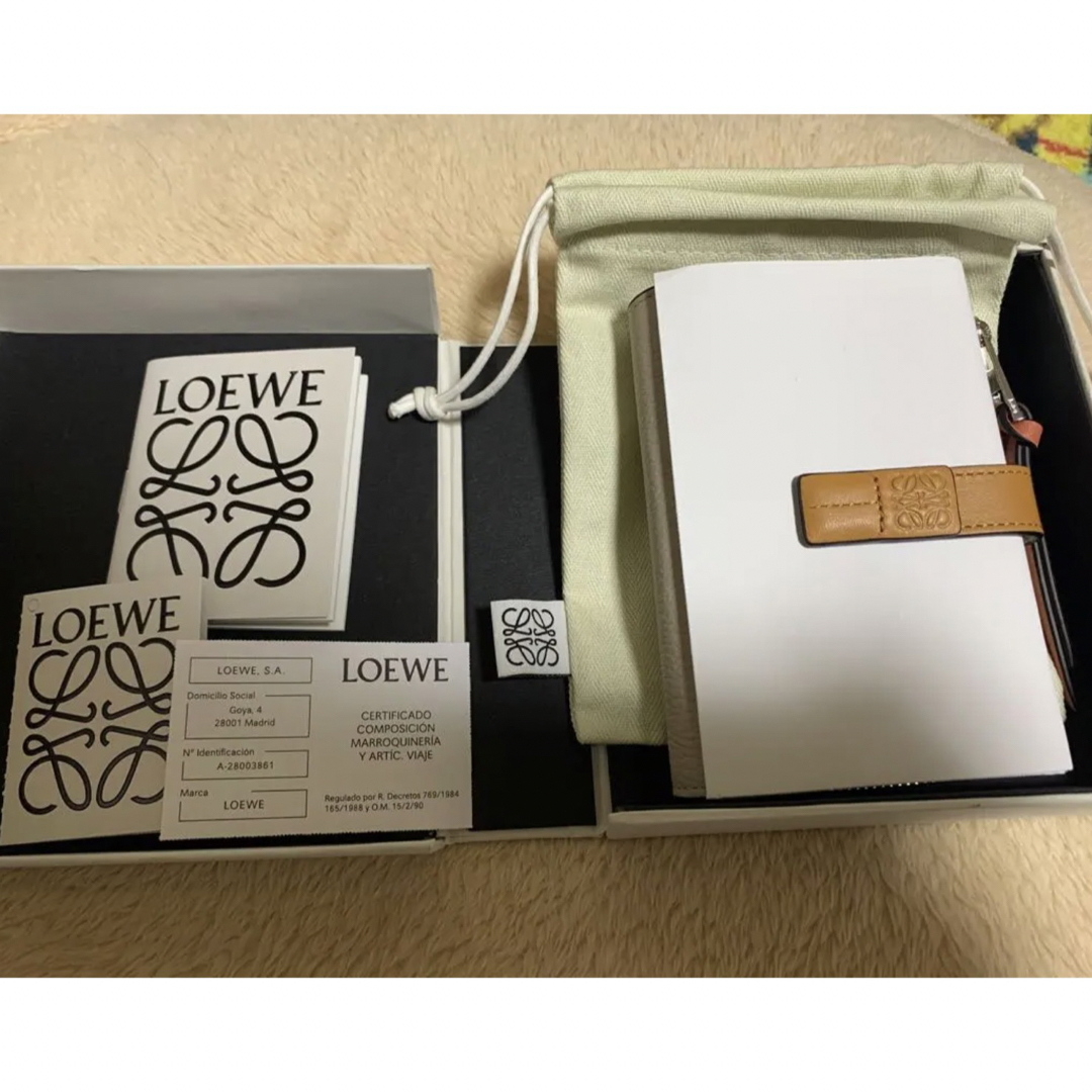 LOEWE(ロエベ)の11月2日に出品取り下げます！新品未使用ロエベ折財布 レディースのファッション小物(財布)の商品写真