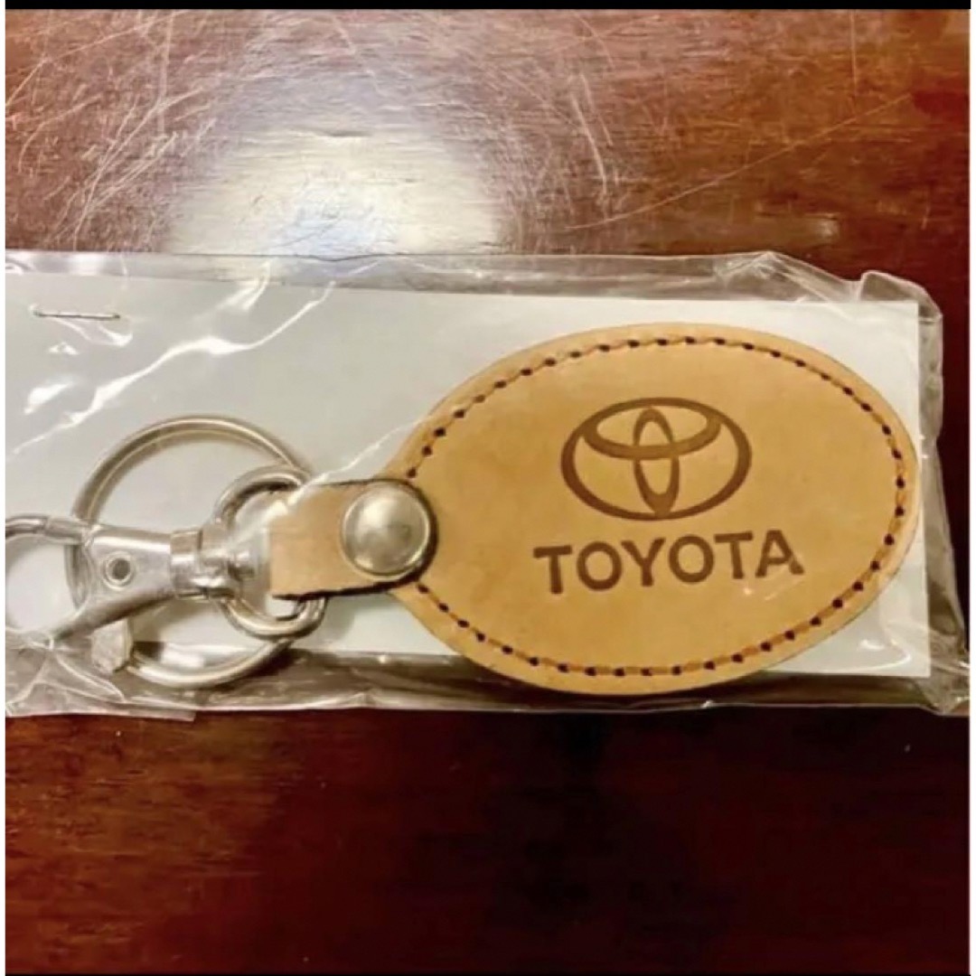 トヨタ(トヨタ)の【メール便込】1個　TOYOTA 非売品　革製　キーホルダー メンズのファッション小物(キーホルダー)の商品写真