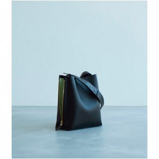 エポール(EPOR)の未使用近　Y BAG Shoulder  （サイドジップショルダーバッグ）(トートバッグ)