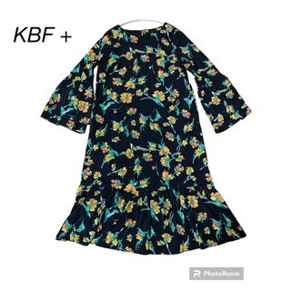 ケービーエフプラス(KBF+)のアーバンリサーチ　KBF +  花柄ロングワンピース　Ｆ　美品(ロングワンピース/マキシワンピース)