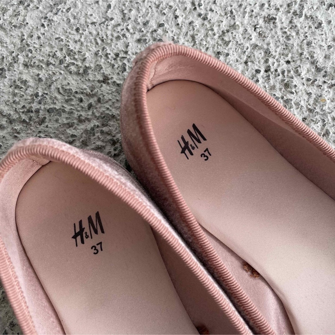 H&M(エイチアンドエム)のベルベット　ピンク　フラットシューズ　バレエシューズ レディースの靴/シューズ(バレエシューズ)の商品写真