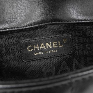 【本物保証】 箱・布袋・保付 超美品 シャネル CHANEL チョコバー ココマーク マトラッセ カメリア ショルダー シール付 14番台 A16780