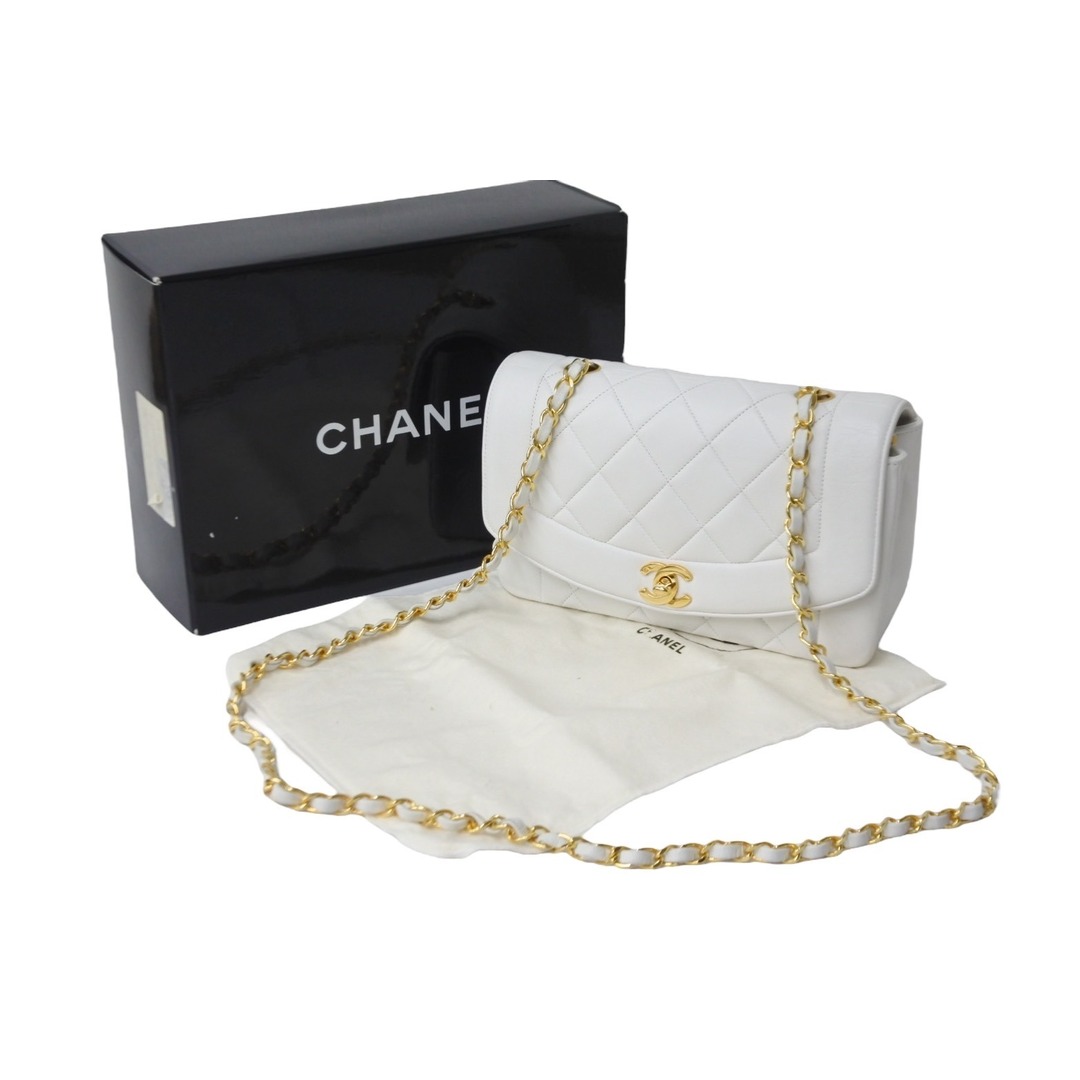 CHANEL(シャネル)の極美品 CHANEL シャネル ダイアナ22 マトラッセ チェーンショルダーバッグ ホワイト ラムスキン 4番台 ココマーク 中古 56084 レディースのバッグ(ハンドバッグ)の商品写真