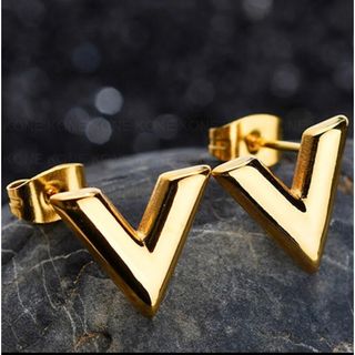 【  重厚感のあるVピアス 】（gold）(ピアス)