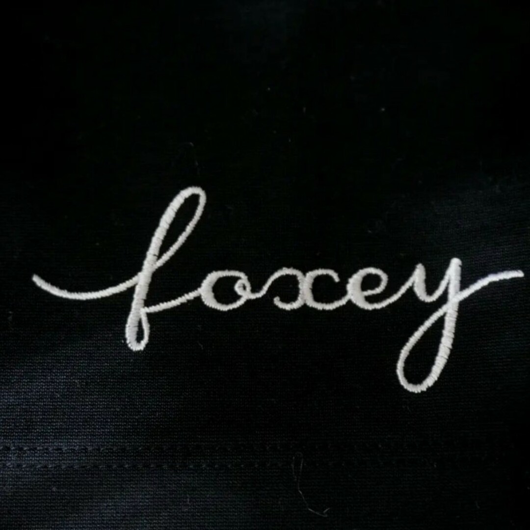 FOXEY(フォクシー)のフォクシー♡ロゴ刺繍フーディ　パーカー レディースのトップス(パーカー)の商品写真