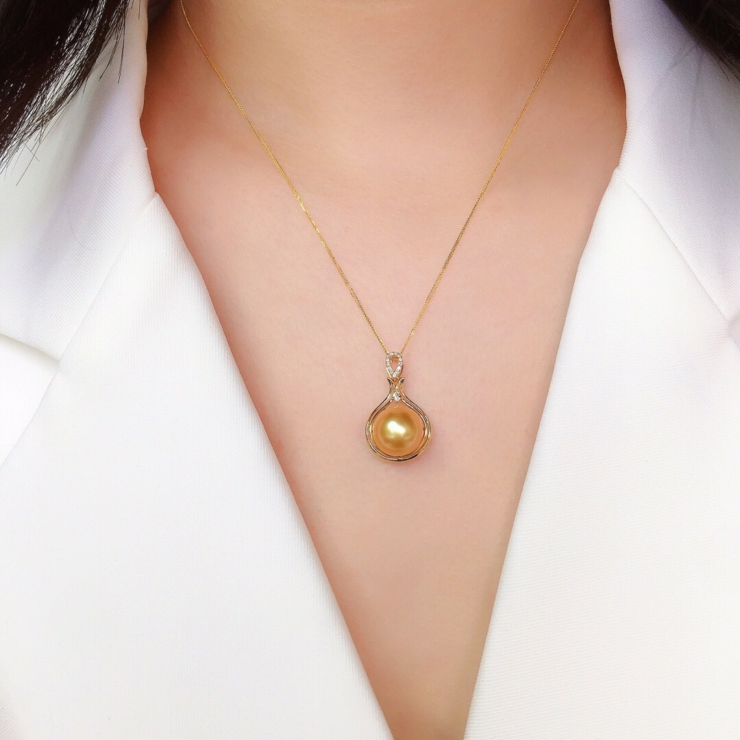 【高級】南洋真珠　ダイヤモンド付きペンダントk18 レディースのアクセサリー(ネックレス)の商品写真