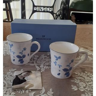 ウェッジウッド(WEDGWOOD)のせな様専用ウエッジウッド ワイルドストロベリーブルー マグカップ 2個セット新品(グラス/カップ)