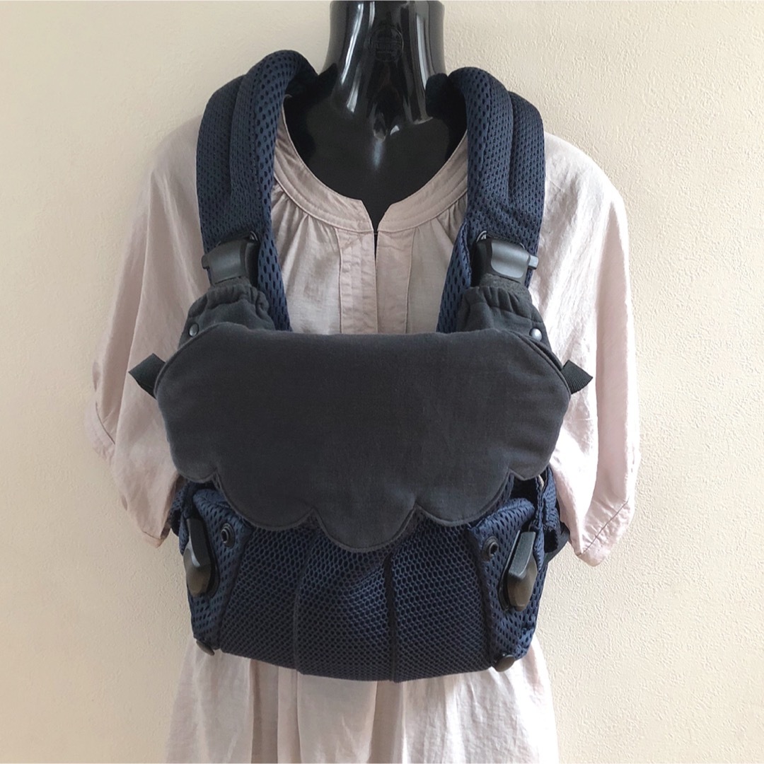 BABYBJORN(ベビービョルン)のダークグレー☆ベビービョルン　よだれカバー・首回りカバー 2点セット　 キッズ/ベビー/マタニティの外出/移動用品(抱っこひも/おんぶひも)の商品写真