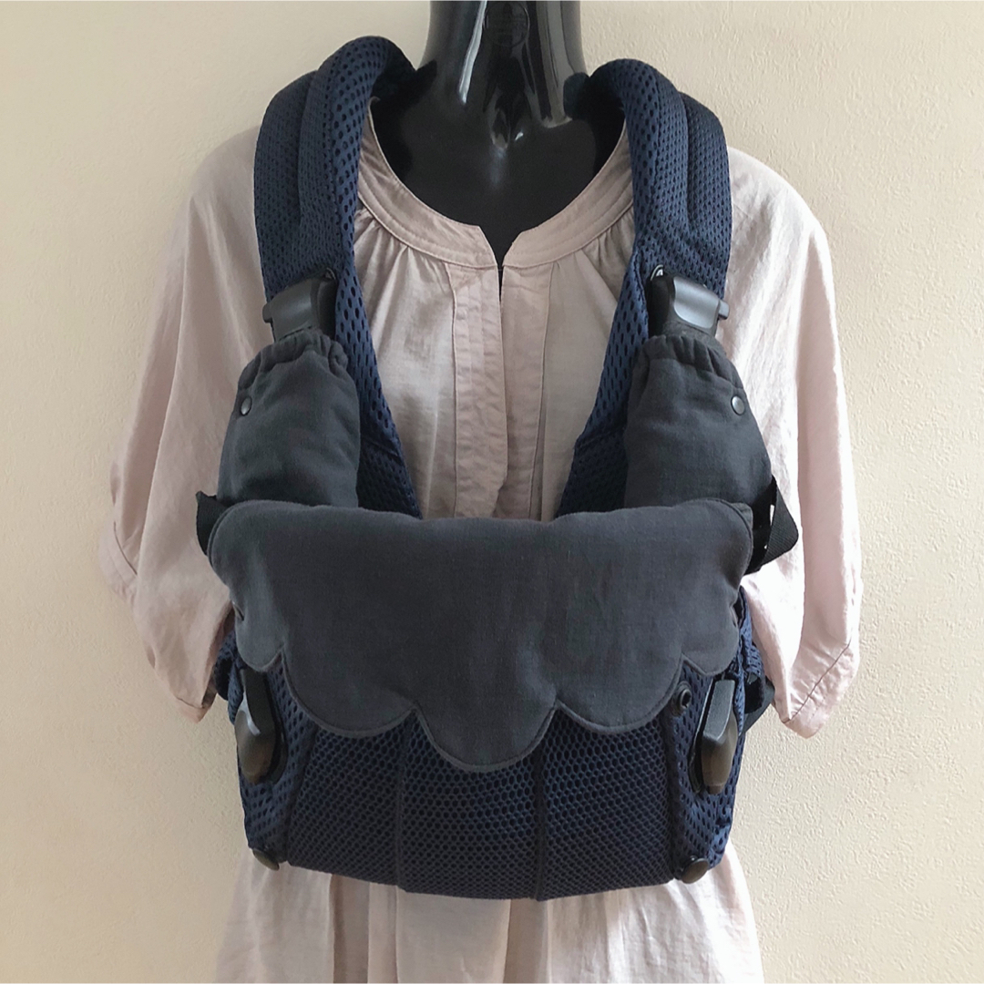 BABYBJORN(ベビービョルン)のダークグレー☆ベビービョルン　よだれカバー・首回りカバー 2点セット　 キッズ/ベビー/マタニティの外出/移動用品(抱っこひも/おんぶひも)の商品写真