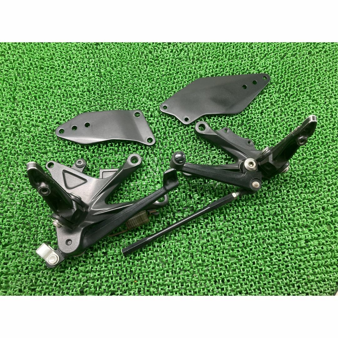 ZX-10R ステップ 左右 0226/0227 カワサキ 純正  バイク 部品 ZX1000F 0226 0227 コケキズ無し 曲がり無し ブレーキペダル 車検 Genuine:22322889