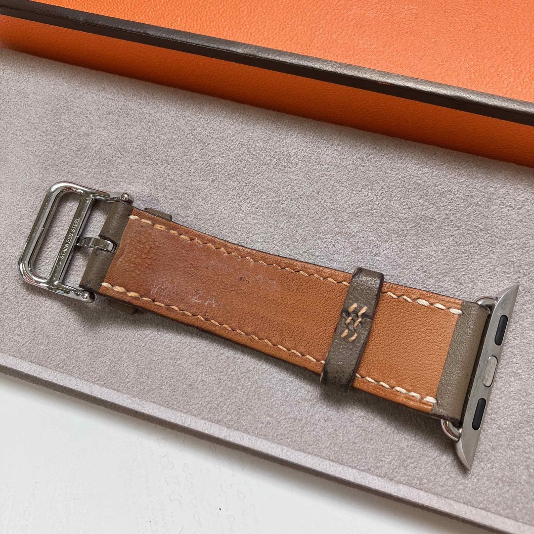 Hermes(エルメス)のHERMES AppleWatch レザーストラップ シンプルトゥール  メンズの時計(レザーベルト)の商品写真