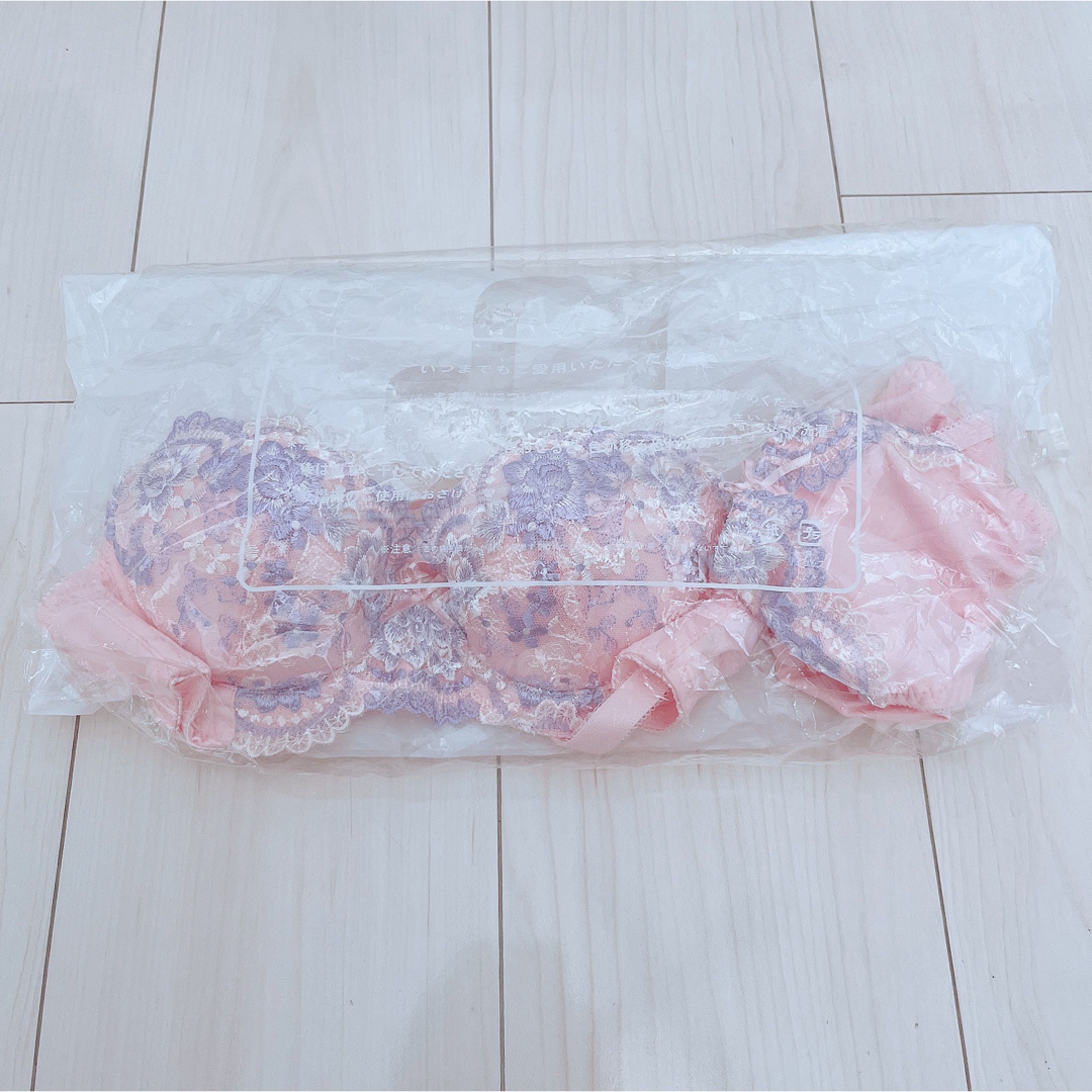 【新品】エレーヌ　ブラ＆ショーツ　A70  ピンク レディースの下着/アンダーウェア(ブラ&ショーツセット)の商品写真