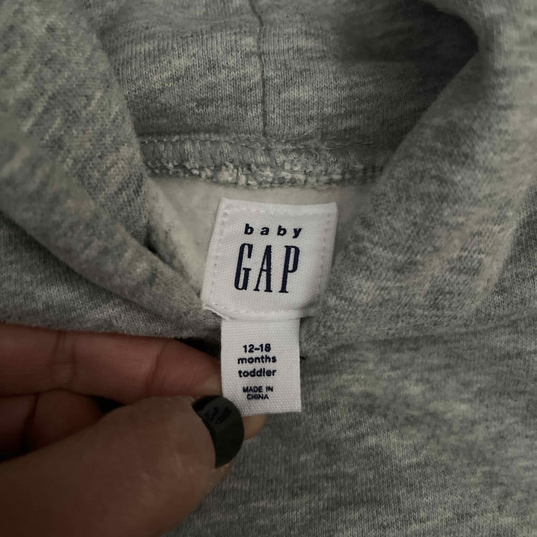 babyGAP(ベビーギャップ)のみかん様専用（値下げ）GAP  フードパーカー　グレー キッズ/ベビー/マタニティのベビー服(~85cm)(トレーナー)の商品写真