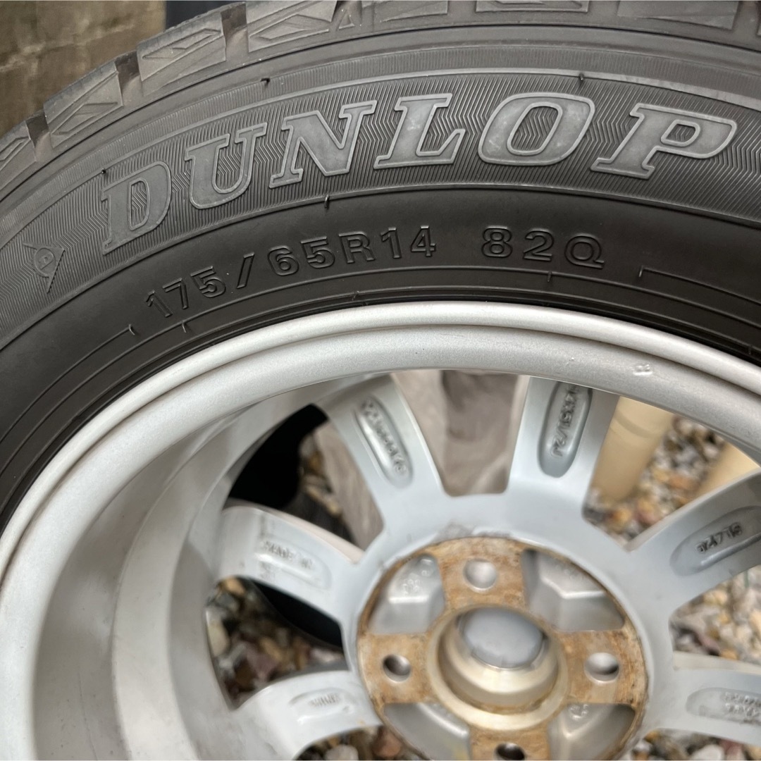 DUNLOP(ダンロップ)のスタッドレスタイヤ　ホイール付き　4本セット　fiat フィアット 自動車/バイクの自動車(タイヤ・ホイールセット)の商品写真