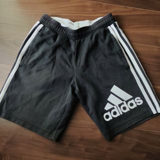 アディダス(adidas)のadidas　ハーフパンツ　150   黒　白ロゴ　短パン(パンツ/スパッツ)