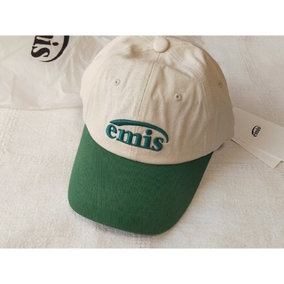 【emis】エミス キャップ 帽子 ベージュ× 緑 BTS テテ着用(キャップ)