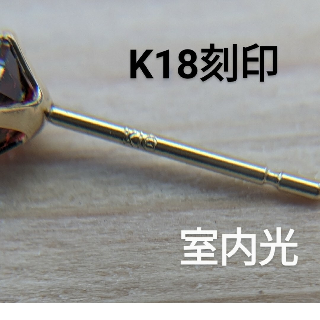 K18 スタッドピアスK18刻印入　キュービック 4ミリ ガーネットカラー レディースのアクセサリー(ピアス)の商品写真