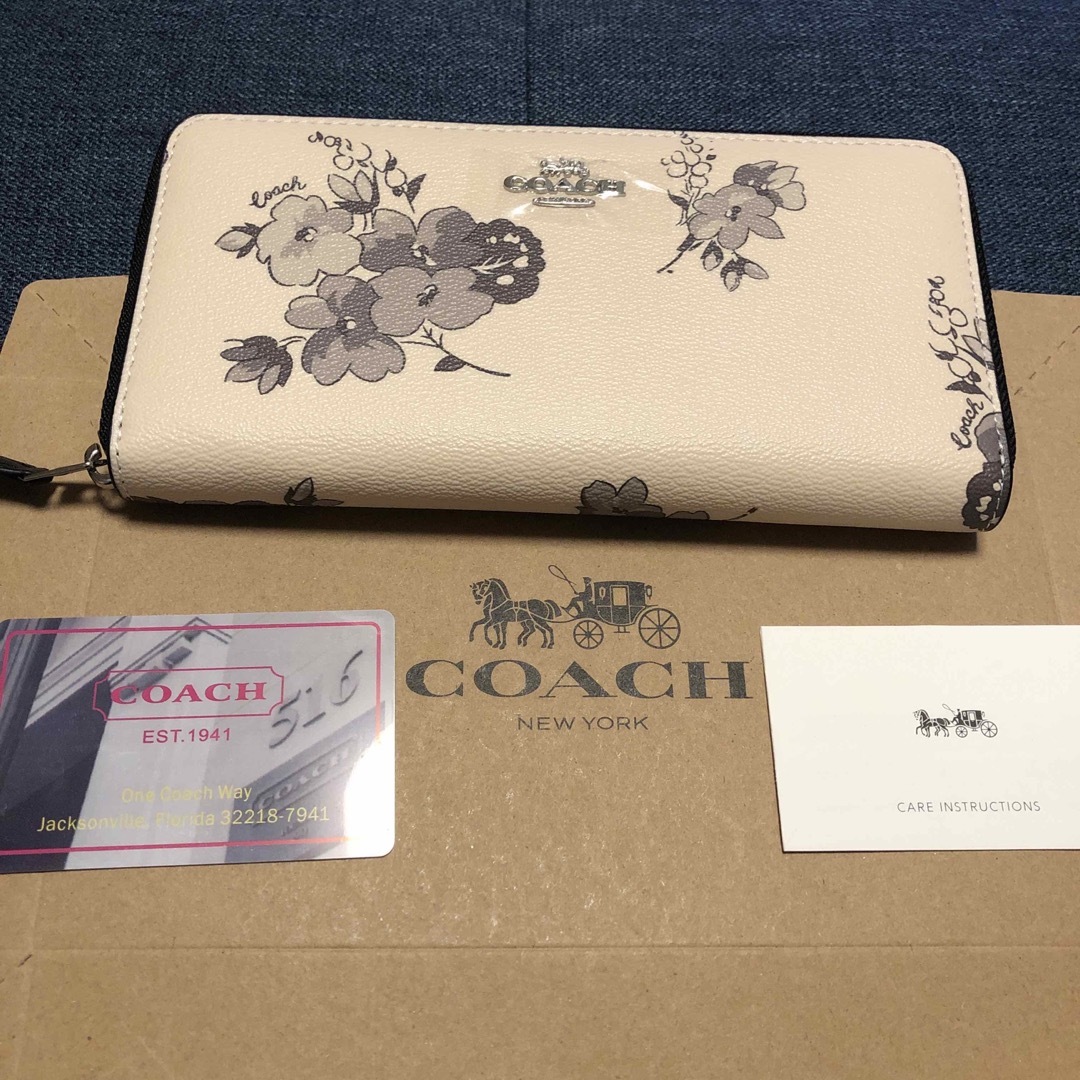 ☆新品未使用☆COACHコーチ長財布　花柄　ホワイト色