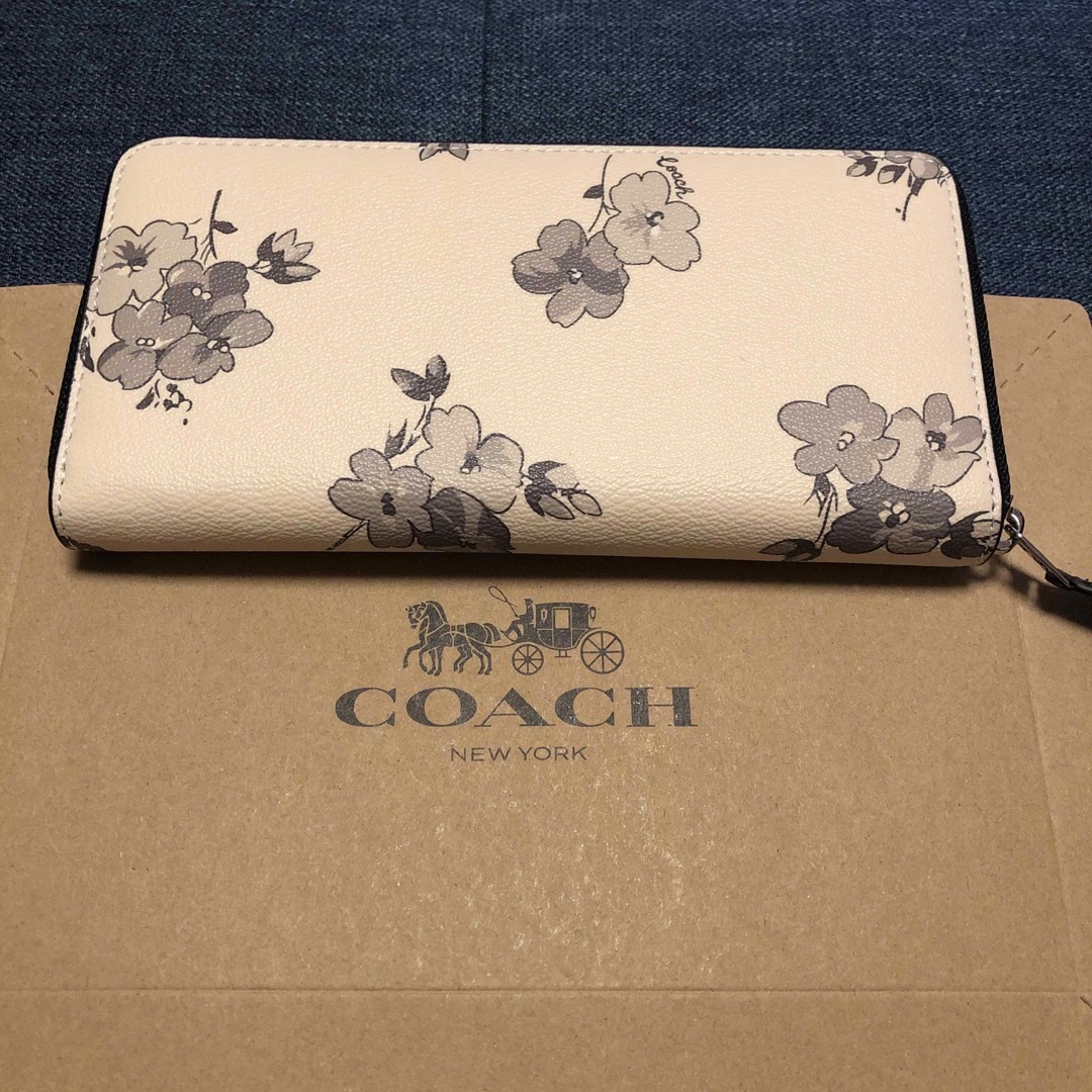 ☆新品未使用☆COACHコーチ長財布　花柄　ホワイト色