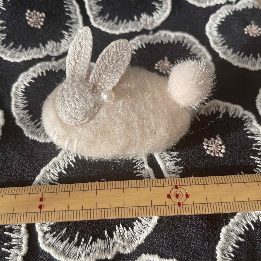 確認用手作りブローチ*ミナペルホネン おすわりうさぎさんのブローチ♪