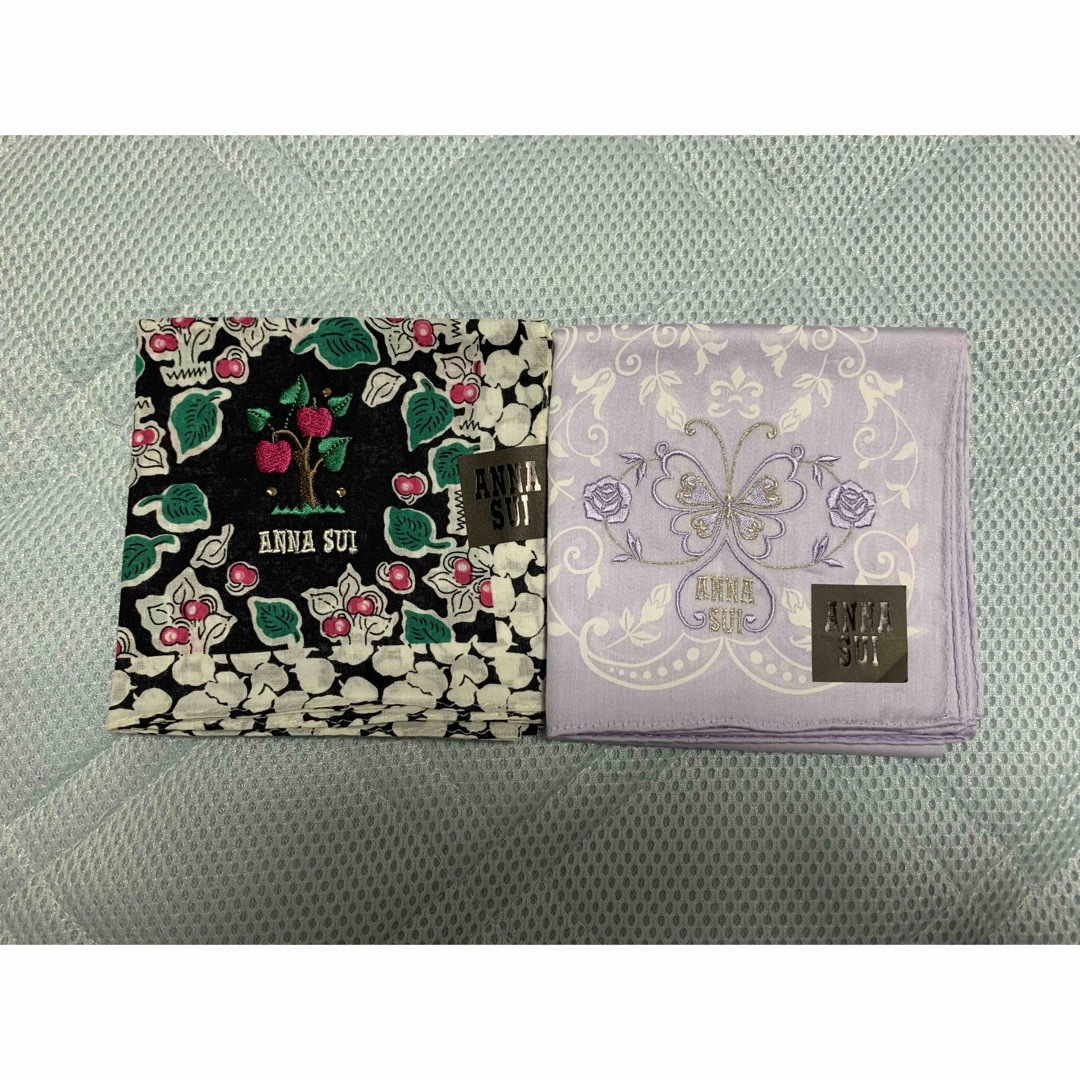 ANNA SUI(アナスイ)の新品☆ アナスイのりんご刺繍＆バタフライのハンカチ２枚組C レディースのファッション小物(ハンカチ)の商品写真