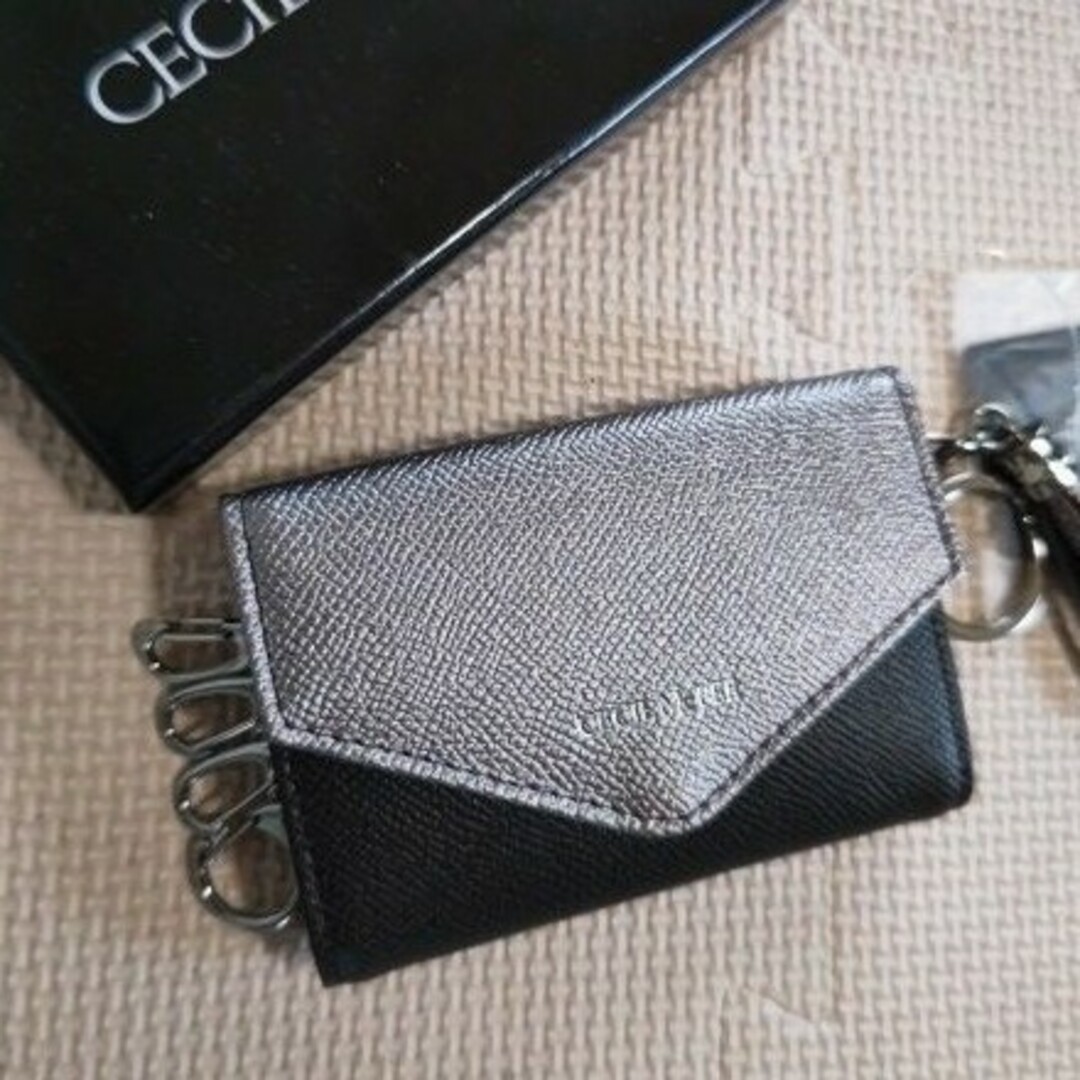 CECIL McBEE(セシルマクビー)のタッセルチャーム付き4連キーケース レディースのファッション小物(キーケース)の商品写真