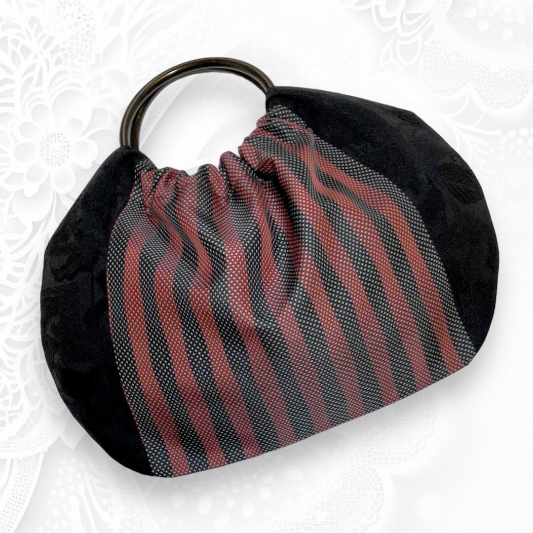 着物リメイクバッグ　黒 赤　縞　ハロウィン　クリスマス　グラニー　バルーンバッグ ハンドメイドのファッション小物(バッグ)の商品写真