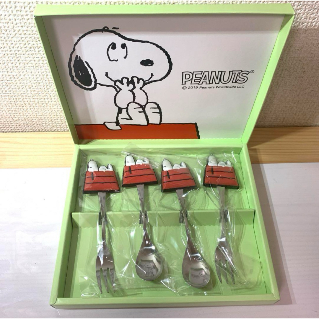 SNOOPY(スヌーピー)の【新品】スヌーピー ダイカットスプーン & フォーク 4pcセット (ハウス) インテリア/住まい/日用品のキッチン/食器(カトラリー/箸)の商品写真