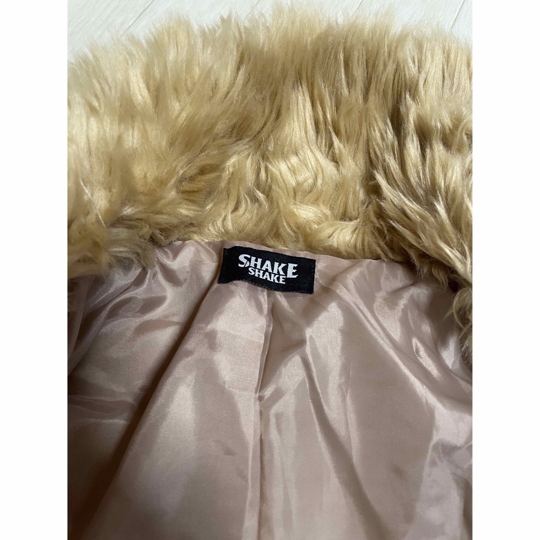 SHAKE SHAKE(シェイクシェイク)のSHAKE SHAKEフェイクファーコートM レディースのジャケット/アウター(毛皮/ファーコート)の商品写真